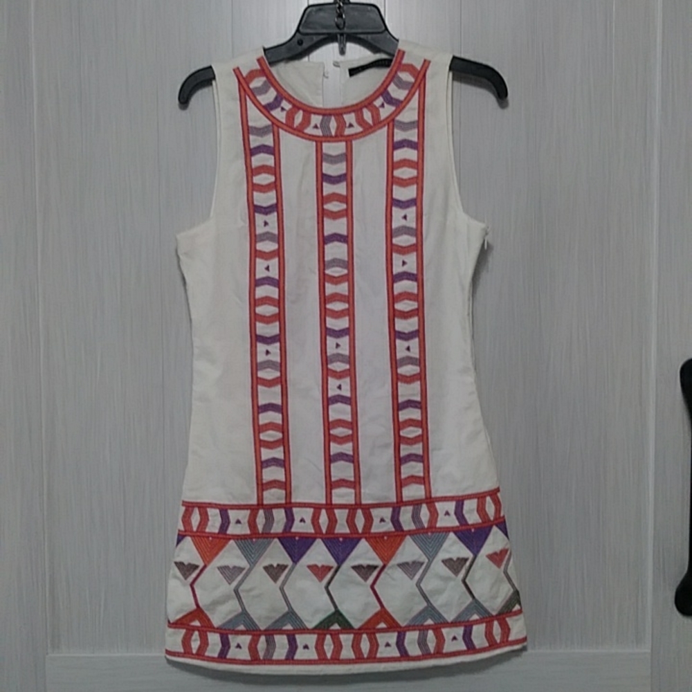 Signature 8 dress sz S color white orange .embroidered good condition